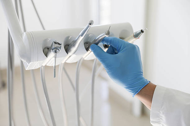 Professional Tooth Extraction technician working in Oak Ridge, FL
